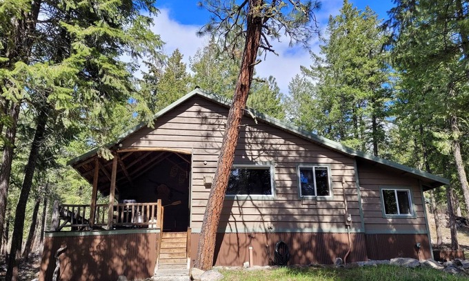 Mazama Cabin | Fawn Creek Hideaway-Dog Friendly, Close to Mazama!
