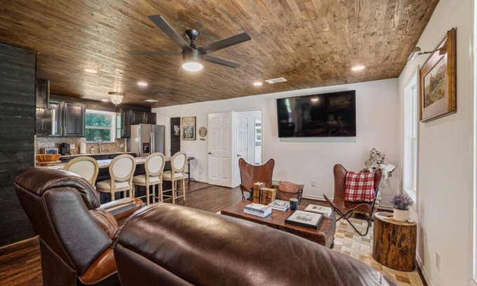 Fayetteville House | Fayetteville & Round Top, serene country cottage!