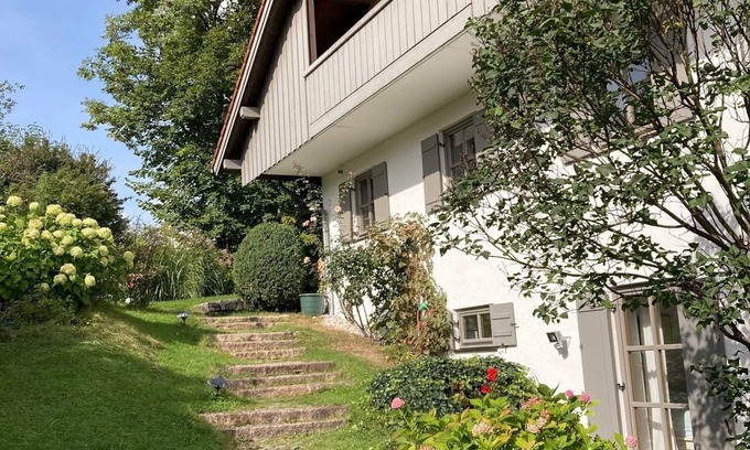 Lenggries House | Feel-good holiday home by the stream with a large garden and Brauneck mountain view