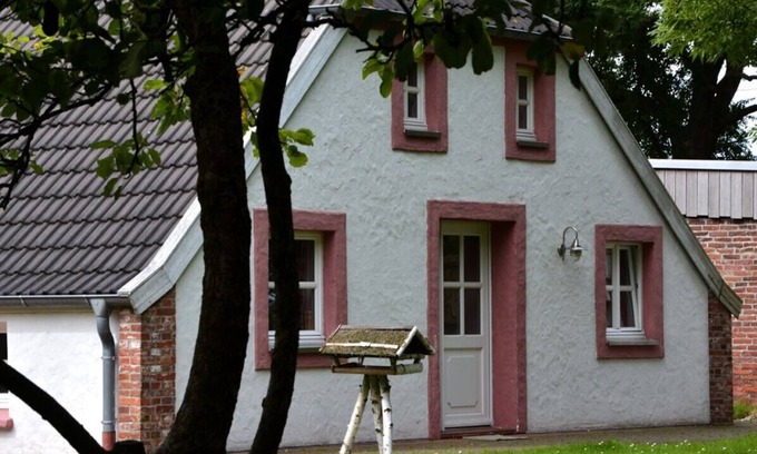 Großwurden Condo | Feel-good oasis right by the sea with a beautiful garden and mature trees