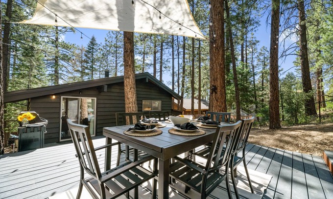 Moonridge Cabin | Fenced Yard AC Fire Pit EV Walk to Zoo ~ Antler Inn