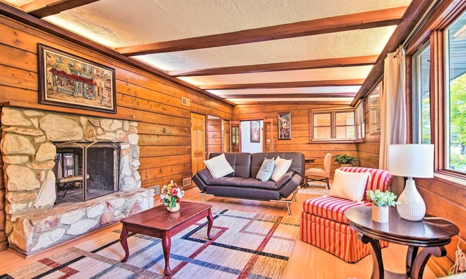 Fox River Grove House | Fenced Yard: Fox River Grove Home, Dogs Welcome