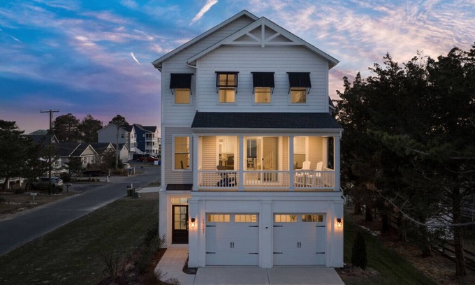 Edgewater Acres House | Fenwick on Bay mins to beach. Hot tub, Game Rm!