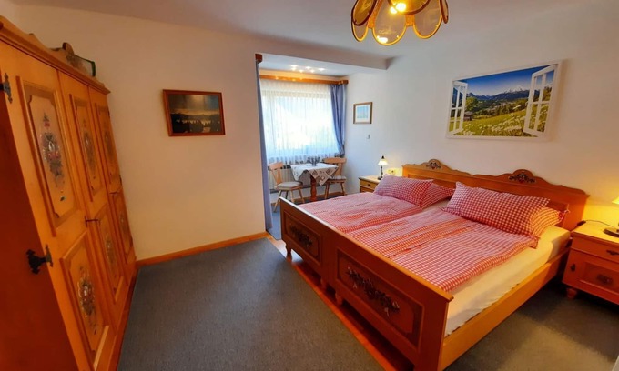 Ramsau Apartment | Ferienwohnung Nr. 1, 1-2 Personen, 45 qm, Dusche/WC, Balkon, TV, 1 Schlafzimmer, Obergeschoss, Nord-Westen