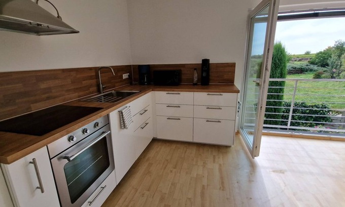 Neustadt-Hambach Apartment | Ferienwohnung Rosenblüte - Appartement/fewo, Dusche und Badewanne, Ruhig