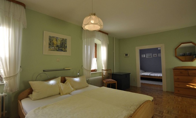 Berg Apartment | Ferienwohnung, 80qm, mit herrlichen Ausblick auf den Landhausgarten und die umliegenden Wiesen, kostenfreies WLAN, voll ausgestattet