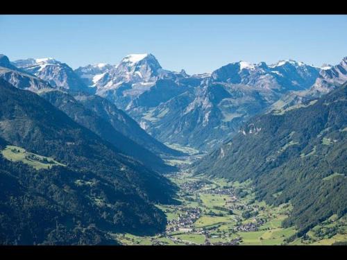 Glarus Sued House | Ferienwohnung Bergzyt oder das Bed and Breakfast - Älplersuite mit eigenem Bad und Terrasse