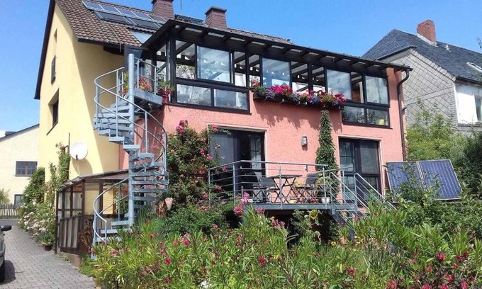 Kirchenlamitz Apartment | Ferienwohnung Blütentraum
