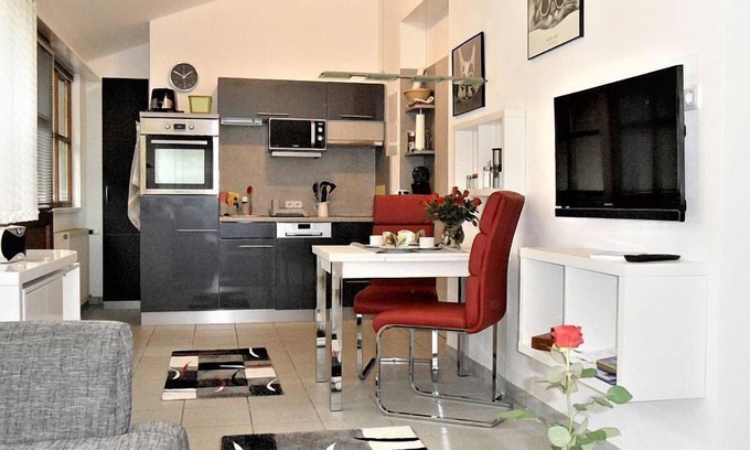 Frasdorf Apartment | Ferienwohnung für 2 Personen, 32 qm, ebenerdig, Wohn/Schlafraum kombiniert, TV, W-Lan, Terrasse, Gartenmöbel