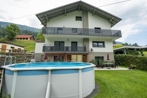 Huttendorf Apartment | Ferienwohnung mit Bergblick in Bad Bleiberg