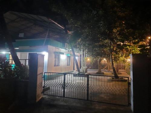 Adyar House | Ferns Villa, 2BHK fully furnished independent house with AC, garden, on premise parking, for large groups, kulshekar, mangalore
