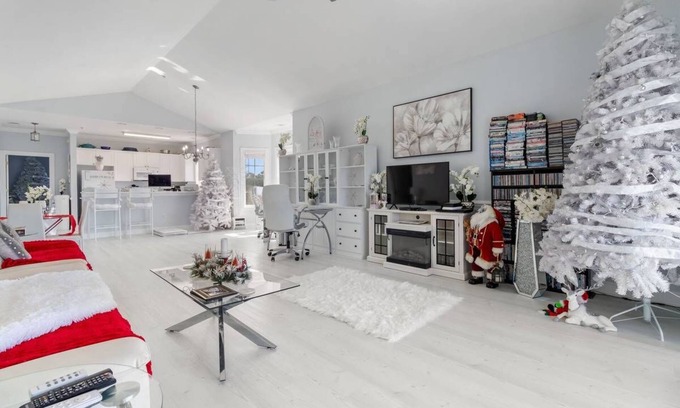 Central Myrtle Beach Condo | Festive Lakeview Condo Near Broadway & Beach