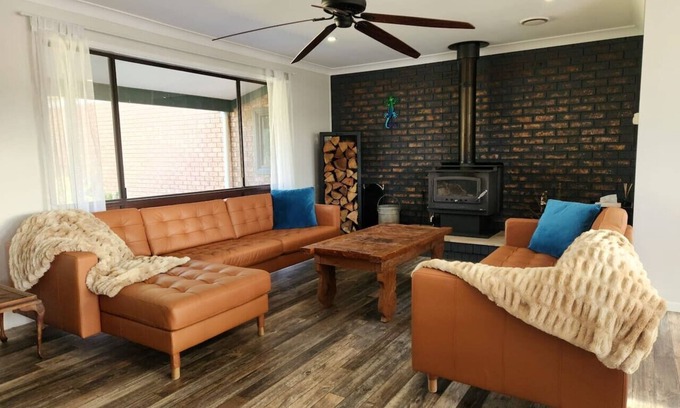 Clarence House | Fettlers Lodge - zigzag railway, peaceful, acreage