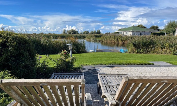 Makkum House | FH beautiful view and boat mooring/outdoor sauna and outdoor whirlpool