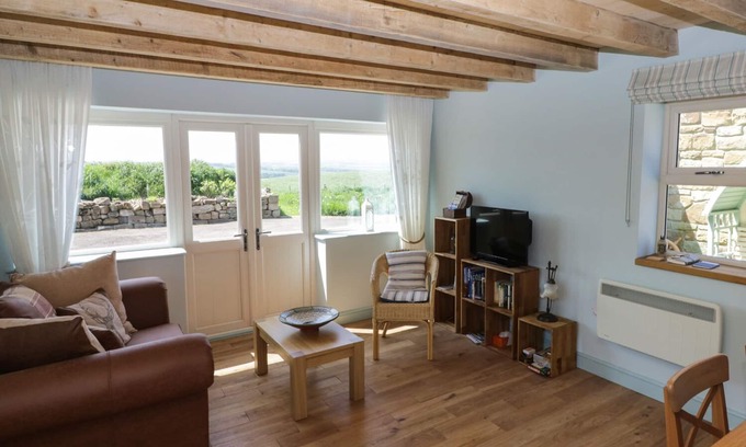 Loftus Cottage | FIELD COTTAGE, pet friendly, character holiday cottage in Staithes