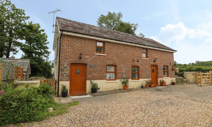 Llanybydder Cottage | FIELD VIEW, pet friendly, country holiday cottage in Llanybydder