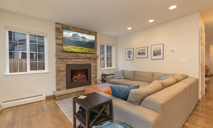 Frisco House | Fifth Avenue Retreat: Dog Friendly Frisco Townhome