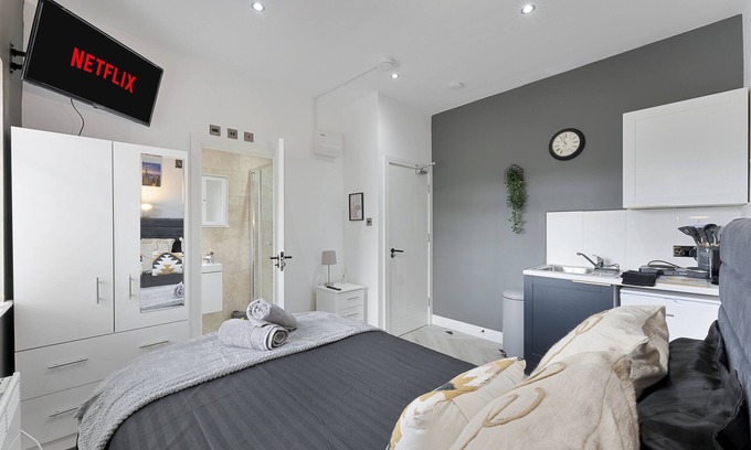 Hanger Hill Apartment | Fifty Shades Modern Apartment in Central with 1 bed En-Suite w/free parking