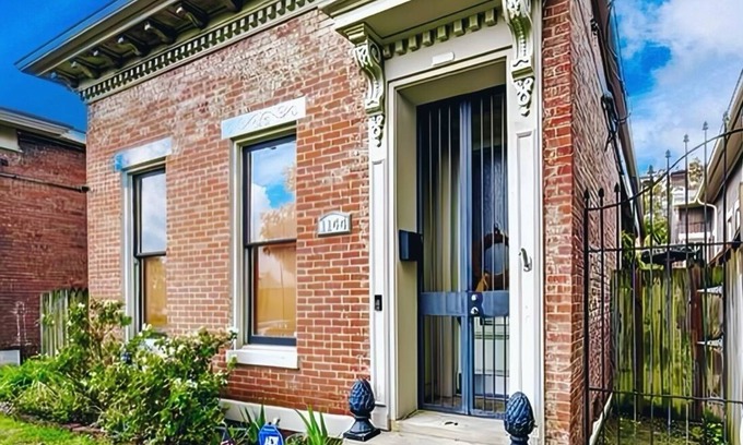Shelby Park House | "Fillies and Lilies" Historic Home - Close to DERBY - Shuffleboard - Firepit