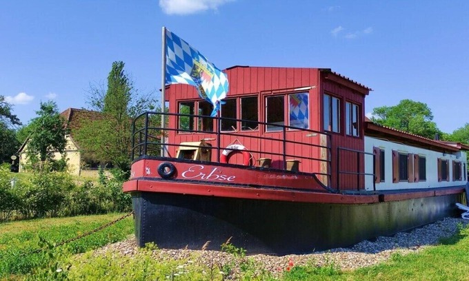 Wiesentheid House | Filmschip "Erbse" - buitengewoon woonboot op het land