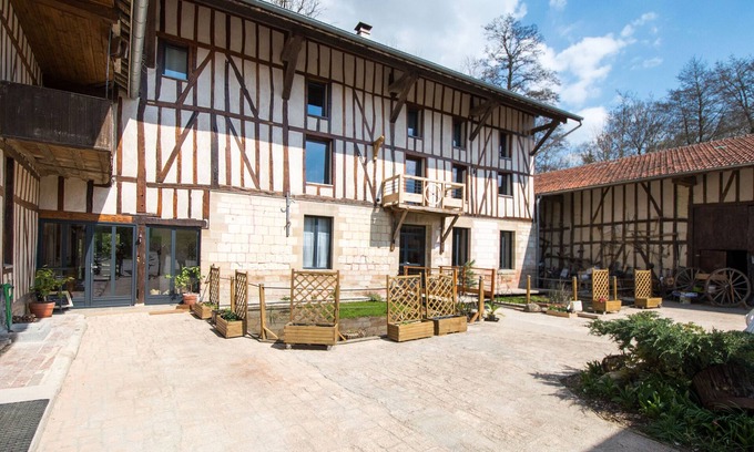 Saint-Amand-sur-Fion Villa | Finca 'Moulin du Ruet' with Garden & Wi-Fi