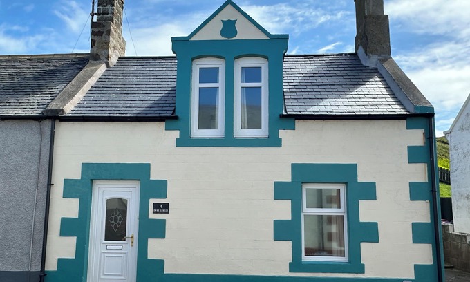 Buckie Cottage | Findochty Holiday Cottage - Cosy cottage with Private Garden and Sea View