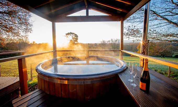 Chiddingstone Hoath Ski Chalet | Finest Retreats | Knole Luxury Dome