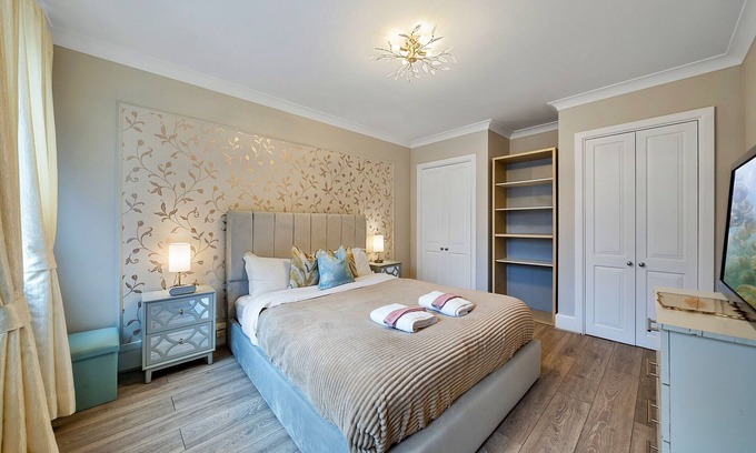 Shadwell Apartment | Finest Retreats | The Ivy Suite