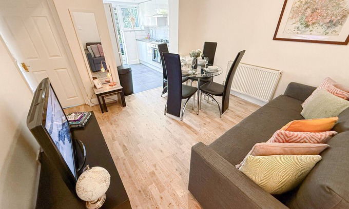 Finsbury Park Apartment | Finsbury 1-bedroom flat w/mini patio North London