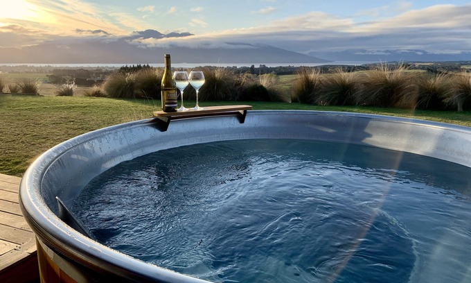 Te Anau House | Fiordland Eco-Retreat ☆ Panoramic Views ☆ Hot Tub