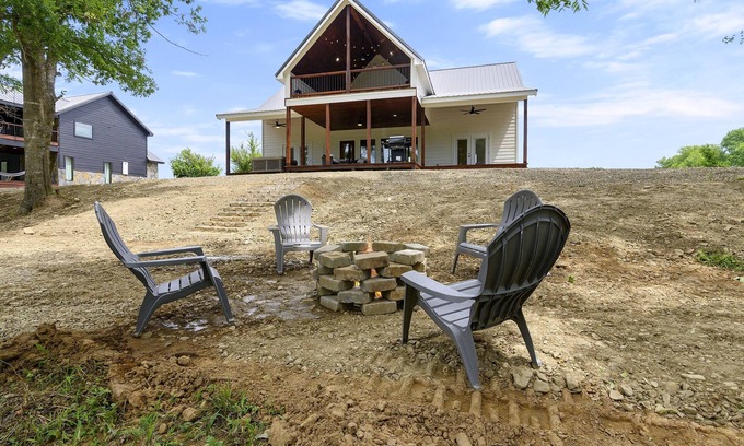 Golden Cabin | Fire Pit | Grill | Fishing + Hot Tub | Waterfront