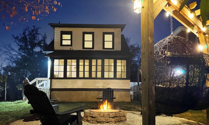 Silverton House | Fire Pit, Sunroom, Hanging Chair, 10mi to city