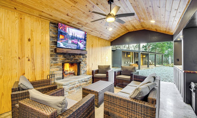 Tougaloo Cabin | Fire Pits + Gazebo: Lakefront Escape in Terry!