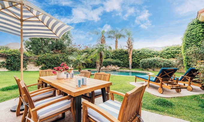 La Quinta Cove Cottage | Firefly by Avantstay Spacious Backyard w/Pool& Hot Tub!