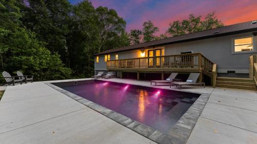 Mooresville House | Fireside Fun by AvantStay Sleeps 18 Waterfront Pool