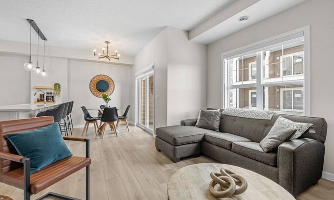 Cochrane House | Fireside Vista | King Bed | Cable | Pets | Modern