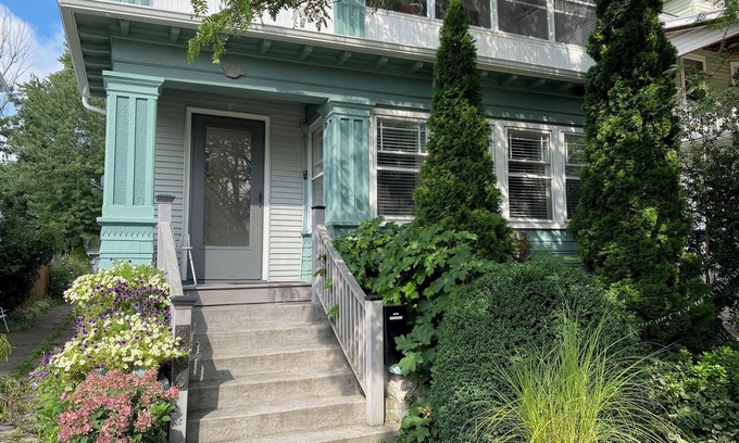 North Buffalo Apartment | FIRST FLOOR FLAT FOR BUSINESS OR PLEASURE