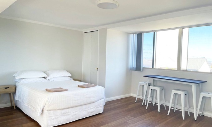 Fremantle Apartment | First floor good value budget accommodation for up to 4 people.