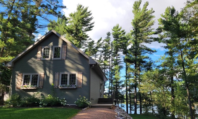 Waushara County House | Fish Lake Escape with Hot Tub & Pontoon Rental