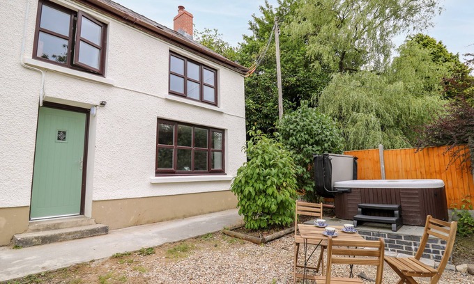 Llandysul Cottage | FISHERMAN'S COTTAGE, pet friendly, with hot tub in Llandysul