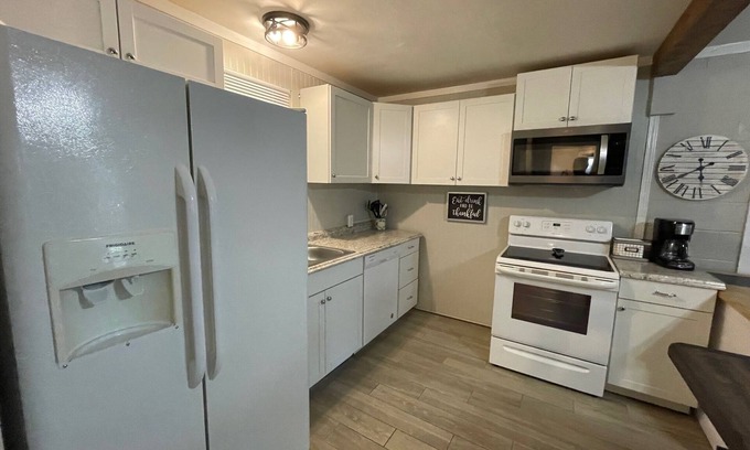Wagoner Cabin | Fisherman's Flat Cozy 3-bedroom cabin short walk to water at Cypress Cove