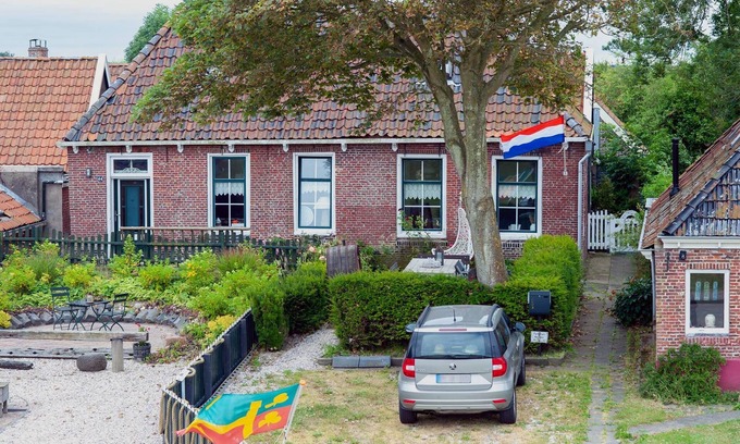 Paesens-Moddergat House | Fisherman's house right behind the dike for 2-6 nature lovers, lots of space and tranquility