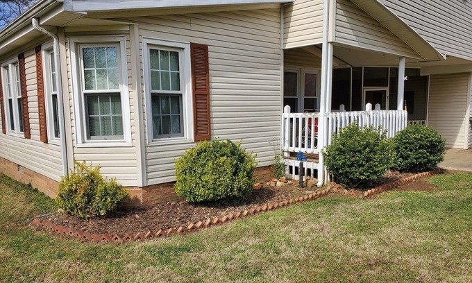 Eddyville House | Fisherman, Traveling Workers and Vactioners love the Barefoot Retreat