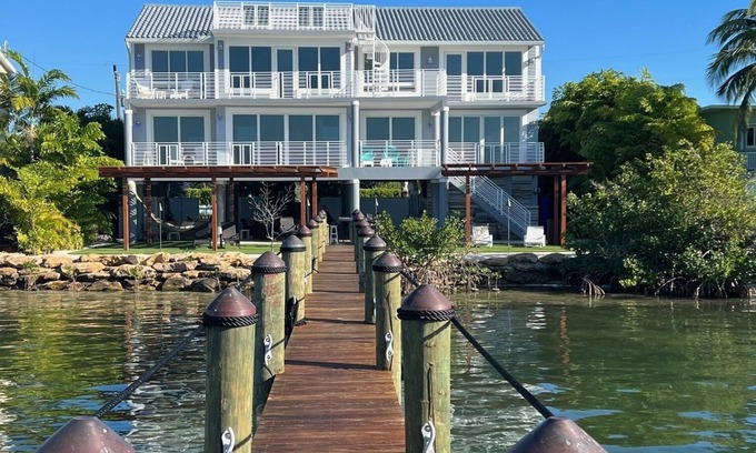 Pirates Cove House | FISHERMANS Paradice a Beach waterfront property on Pirates Cove Buccaneer Point