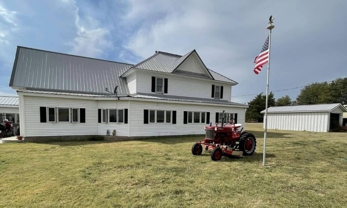Norton County Other | Fishermen, Hunters, Family Getaways, Retreats & More at Spring Creek Cottage