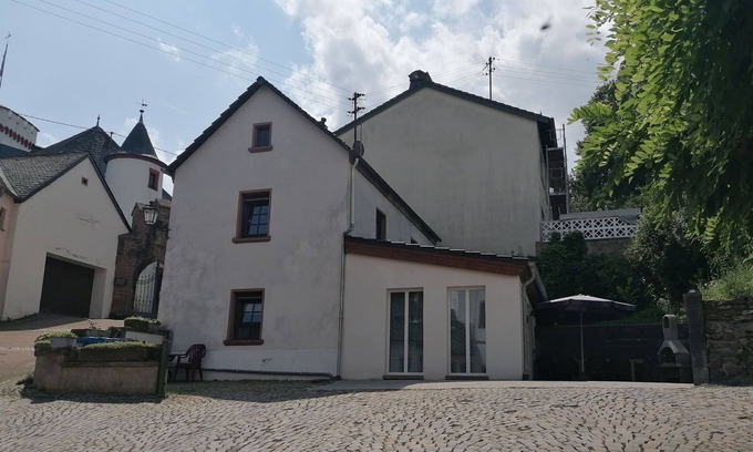 Neuerburg House | Fitters' Accommodation 'Alte Münze' with 3 Bedrooms, 3 Bathrooms, and Parking Spaces