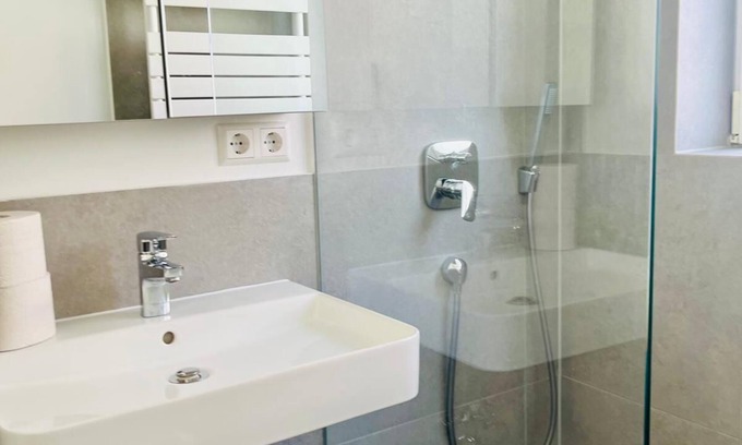 Kraherwald Apartment | Fitters' apartment for 6 people in Stuttgart, quiet location, central, parking spaces