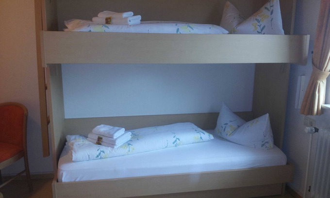 Rheinhausen Cottage | Five-bed room, non-smoking, with WC and shower - Hotel Werneths Landgasthof