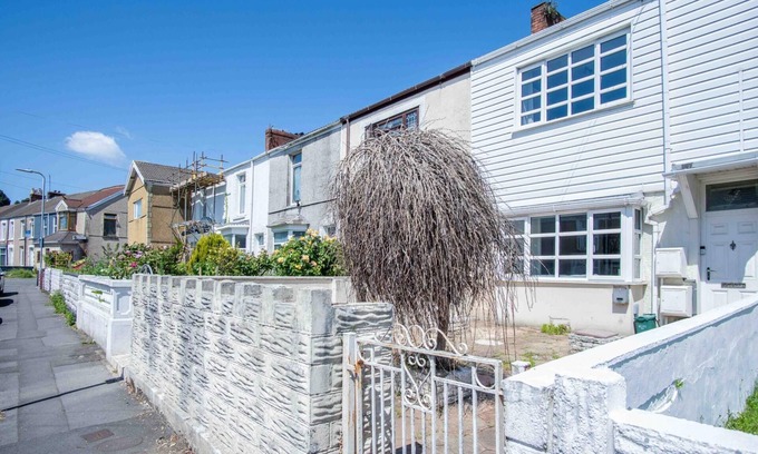 Castle Apartment | Flat 1 Brunswick - 2 Bed Economy Flat - Swansea