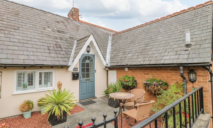 Oakham Cottage | FLAT 2, THE MALTINGS, family friendly, with a garden in Oakham